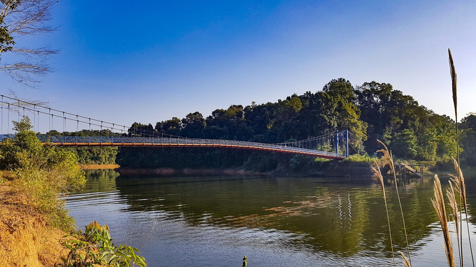 Ánh nắng mùa Thu càng khiến cảnh hồ Pá Khoang thêm lãng mạn. (Ảnh: Phan Tuấn Anh/TTXVN)