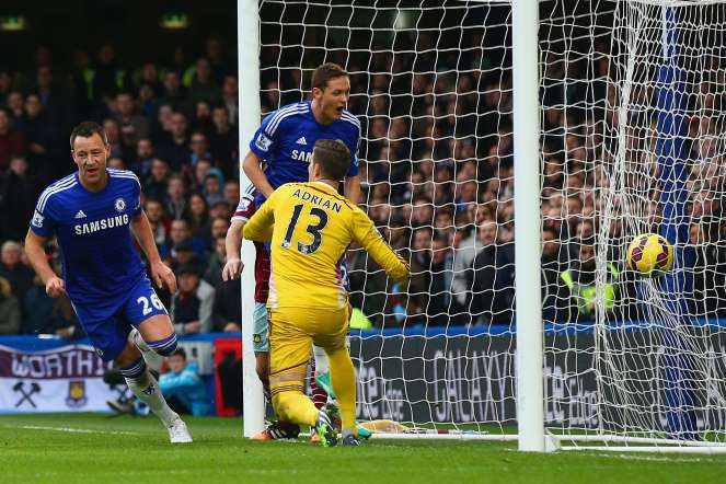 Terry lập công giúp Chelsea đánh bại West Ham 2-0. (Nguồn: Getty)