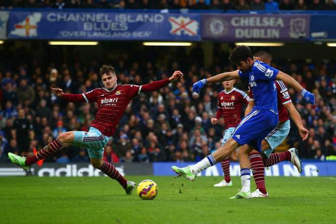 Diego Costa lập công giúp Chelsea đánh bại West Ham 2-0. (Nguồn: Getty)