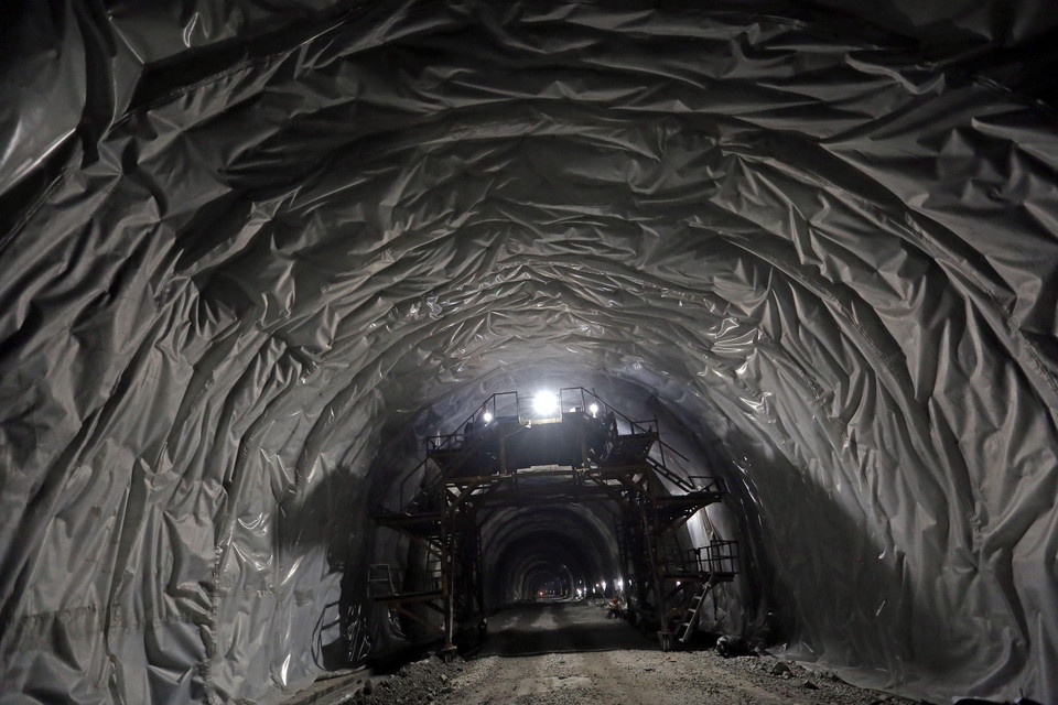 Trải lớp nhựa để chuẩn bị đổ bê tông vỏ hầm. (Ảnh: Huy Hùng/TTXVN)