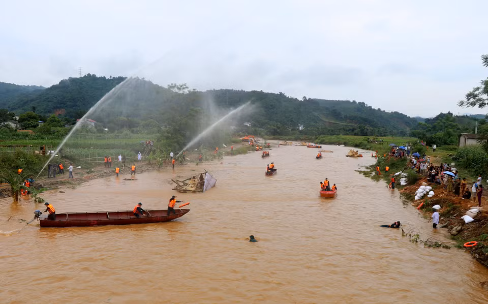 Cuộc diễn tập có sự tham gia của hơn 1.000 người gồm bộ đội thường trực, dân quân tự vệ, công an, bộ đội biên phòng, các ban, ngành và nhân dân xã Cốc San, huyện Bát Xát. (Ảnh: Quốc Khánh/TTXVN)