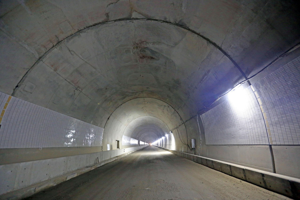 Công trình hầm Hải Vân được mở rộng từ hầm lánh nạn với quy mô 4 làn xe và mở rộng cầu, đường dẫn quy mô 4 làn xe, dự kiến sẽ thông xe vào quý 4/2020. (Ảnh: Huy Hùng/TTXVN)