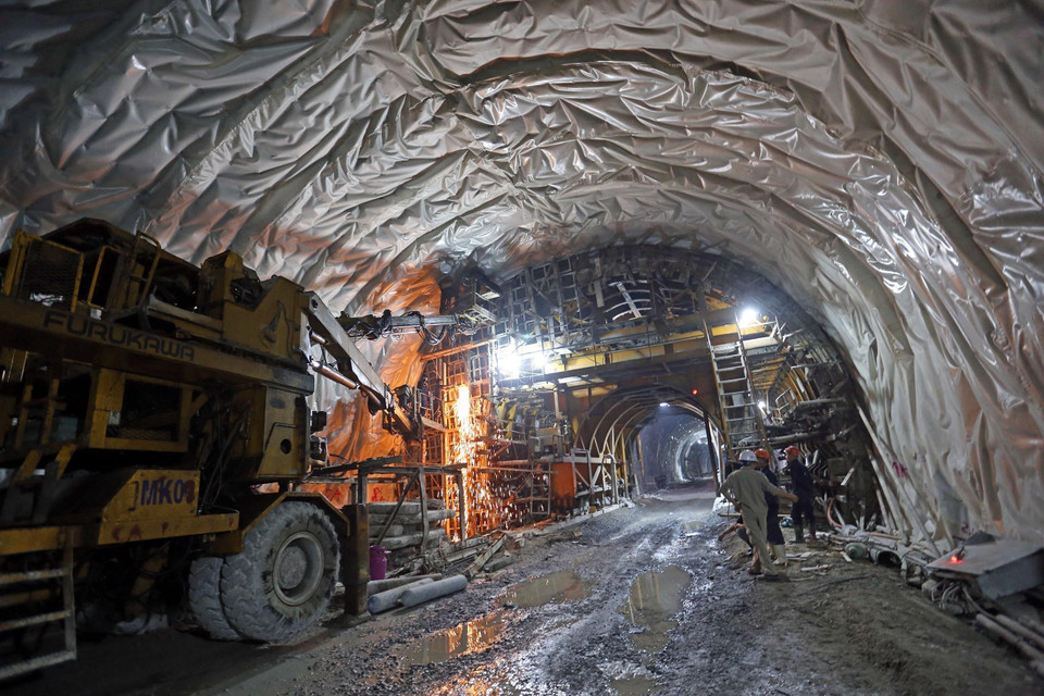 Hạng mục đổ bê tông vỏ hầm hiện đạt hơn 50% khối lượng. (Ảnh: Huy Hùng/TTXVN)