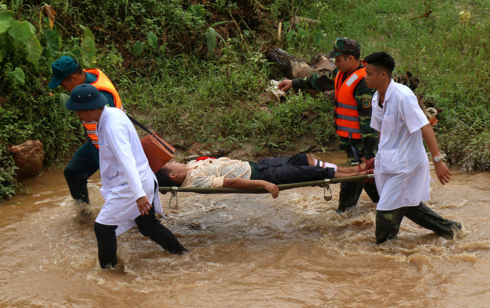 Cuộc diễn tập nhằm mục đích giảm thiểu tối đa thiệt hại về người và tài sản khi xảy ra sự cố lũ ống, lũ quét, sạt lở đất đá. (Ảnh: Quốc Khánh/TTXVN)