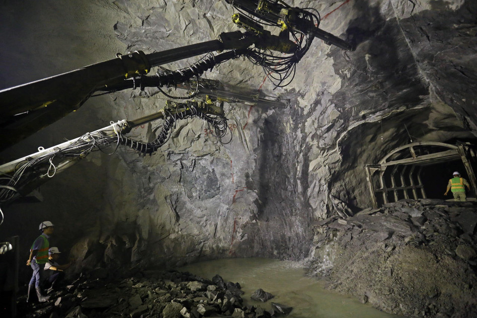 Việc khoan hầm được thực hiện theo công nghệ thi công đào hầm NATM của Áo với việc khoan các vị trí trên mặt đá để đặt mìn nổ đá. (Ảnh: Huy Hùng/TTXVN)