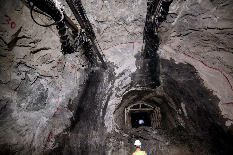 Trung bình mỗi ngày, mỗi máy khoan được 5 - 6m hầm trong điều kiện địa chất thuận lợi. (Ảnh: Huy Hùng/TTXVN)