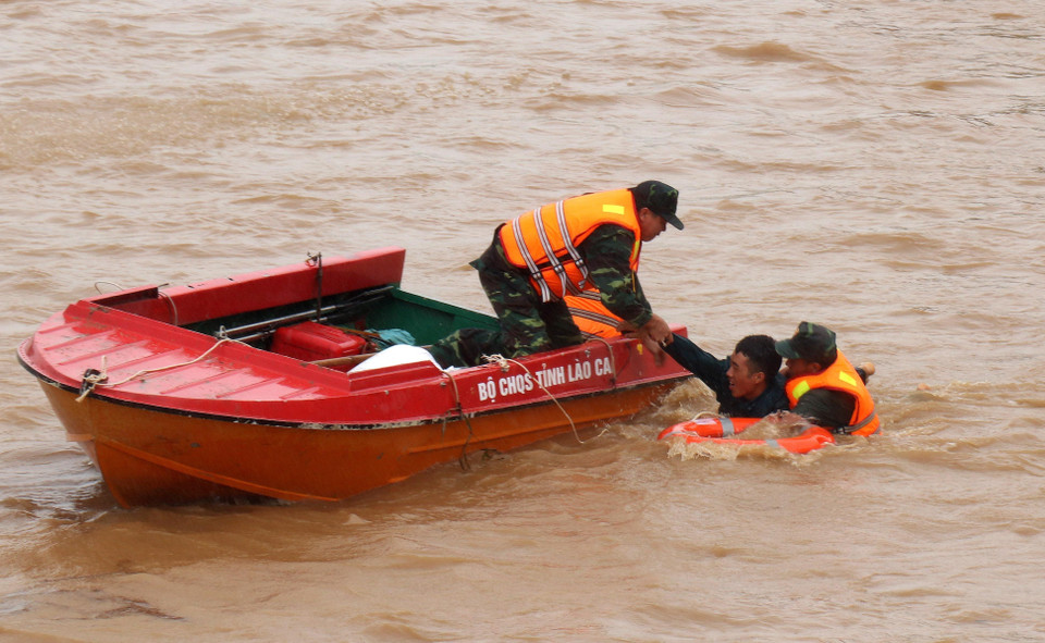 Diễn tập cứu người dân bị nạn trên sông. (Ảnh: Quốc Khánh/TTXVN)