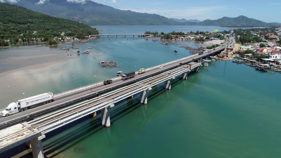 Hạng mục cầu và đường dẫn dài gần 6km đã đạt khối lượng gần 70%. (Ảnh: Huy Hùng/TTXVN)