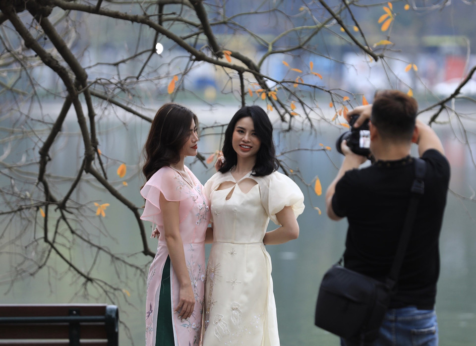 Khu vực Hồ Gươm - nơi tập trung nhiều cây lộc vừng lớn đã đẹp lại càng đẹp và lãng mạn hơn, thu hút đông đảo người dân đến vui chơi, thưởng lãm. (Ảnh: Hoàng Hiếu/TTXVN) 