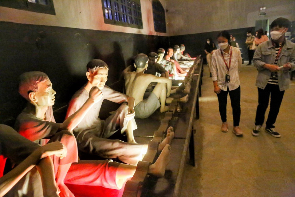 Các bạn trẻ đến thăm khu di tích Nhà tù Hỏa Lò. (Ảnh: Tuấn Đức/TTXVN)