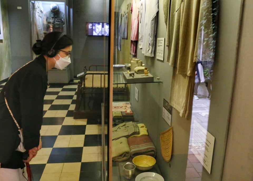 Sau 1 tháng mở cửa trở lại, trung bình nhà tù Hỏa Lò đón từ 300-500 khách vào cuối tuần, 200 khách ngày thường. (Ảnh: Tuấn Đức/TTXVN)