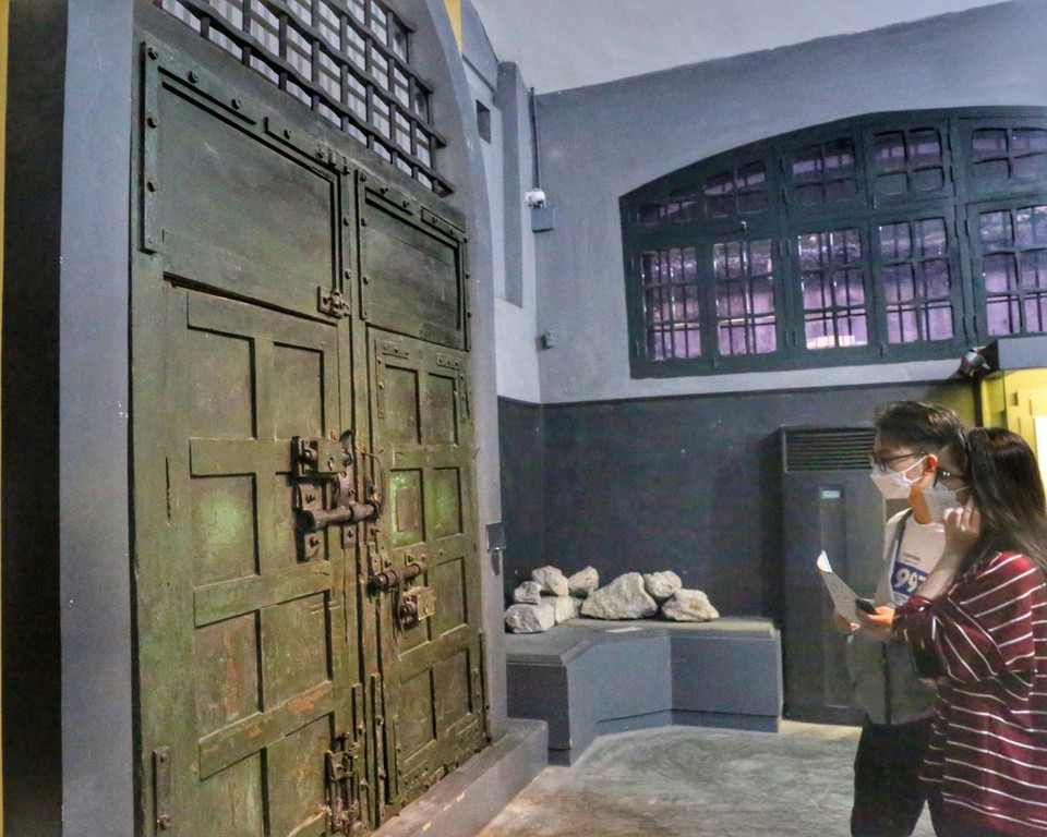 Lượng khách đến thăm khu di tích Nhà tù Hỏa Lò chủ yếu là các bạn trẻ với nhu cầu tìm hiểu, học tập. (Ảnh: Tuấn Đức/TTXVN)