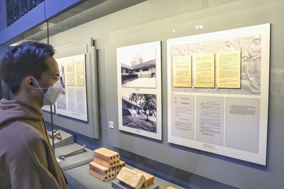 Lượng khách đến thăm khu di tích nhà tù Hỏa Lò chủ yếu là các bạn trẻ với nhu cầu tìm hiểu, học tập. (Ảnh: Tuấn Đức/TTXVN)