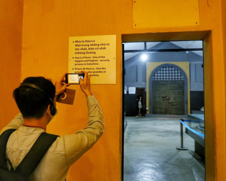 Lượng khách đến thăm khu di tích nhà tù Hỏa Lò chủ yếu là các bạn trẻ với nhu cầu tìm hiểu, học tập. (Ảnh: Tuấn Đức/TTXVN)