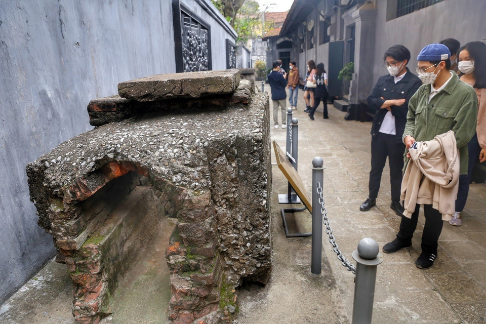 Lượng khách đến thăm khu di tích nhà tù Hoả Lò tuy không quá đông nhưng ổn định. (Ảnh: Tuấn Đức/TTXVN)