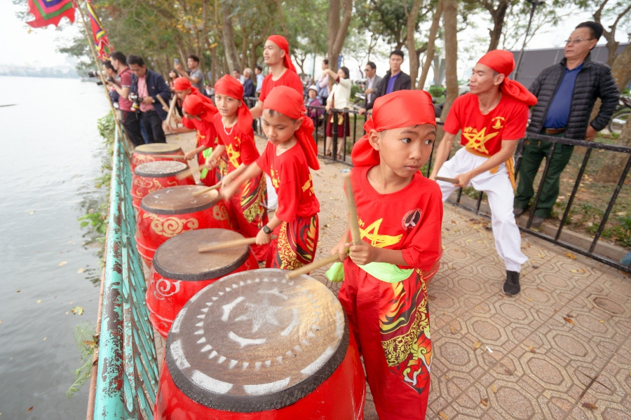 Đánh trống cổ vũ cho các tay chèo trong lễ hội. (Ảnh: Việt Hùng/Vietnam+)
