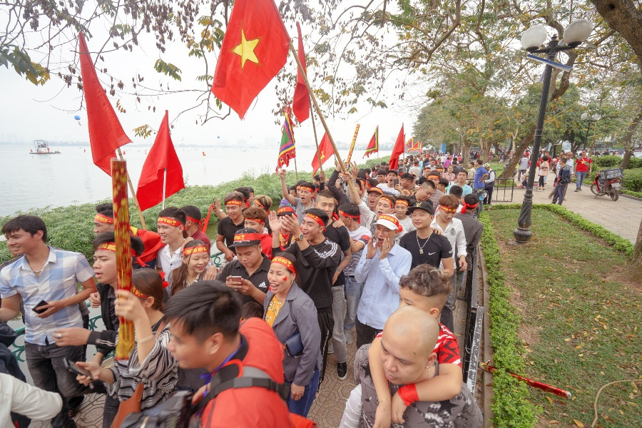 Rất đông người dân đến xem và cổ vũ cho các đội thi đấu. (Ảnh: Việt Hùng/Vietnam+)