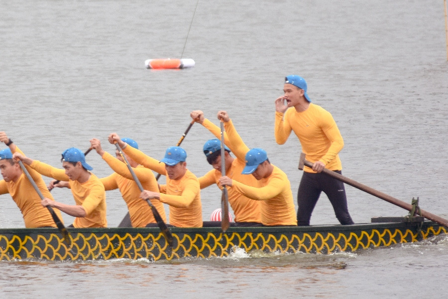 Ngay trong ngày đầu thi đấu, đã có nhiều màn rượt đuổi nghẹt thở giữa các đội. (Ảnh: Việt Hùng/Vietnam+)