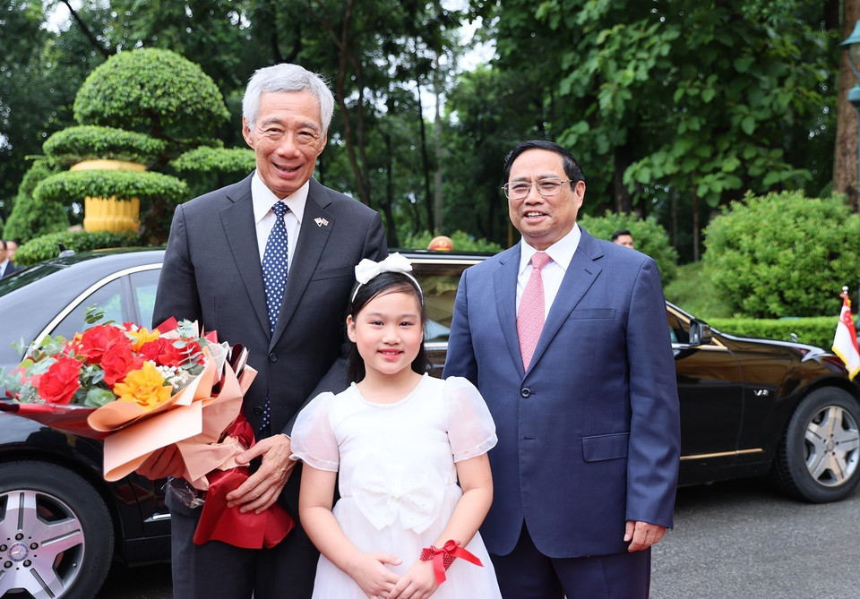 Thiếu nhi Thủ đô tặng hoa chào mừng Thủ tướng Singapore Lý Hiển Long. (Ảnh: Dương Giang/TTXVN)