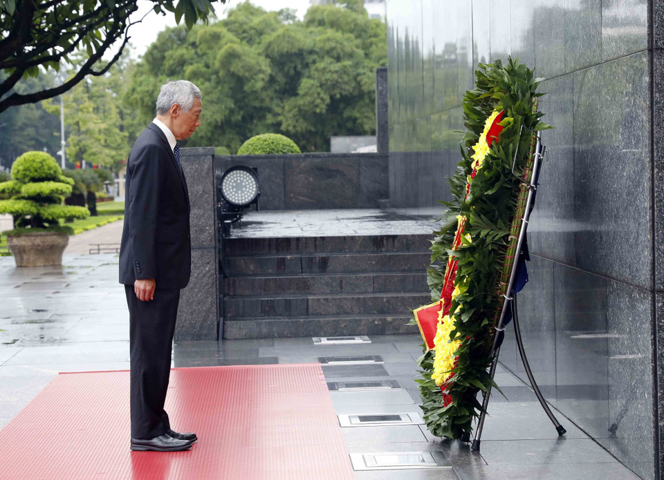 Thủ tướng Cộng hòa Singapore Lý Hiển Long đặt vòng hoa viếng Chủ tịch Hồ Chí Minh. (Ảnh: An Đăng/TTXVN)