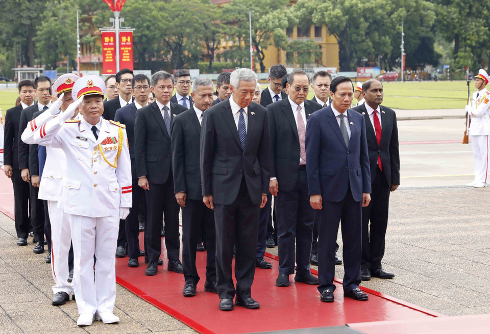 Thủ tướng Cộng hòa Singapore Lý Hiển Long thành kính tưởng nhớ Chủ tịch Hồ Chí Minh. (Ảnh: An Đăng/TTXVN)