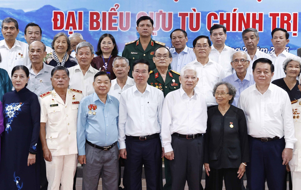 Chủ tịch nước Võ Văn Thưởng và các đại biểu chụp ảnh chung với các cựu tù chính trị Côn Đảo. (Ảnh: Thống Nhất/TTXVN)