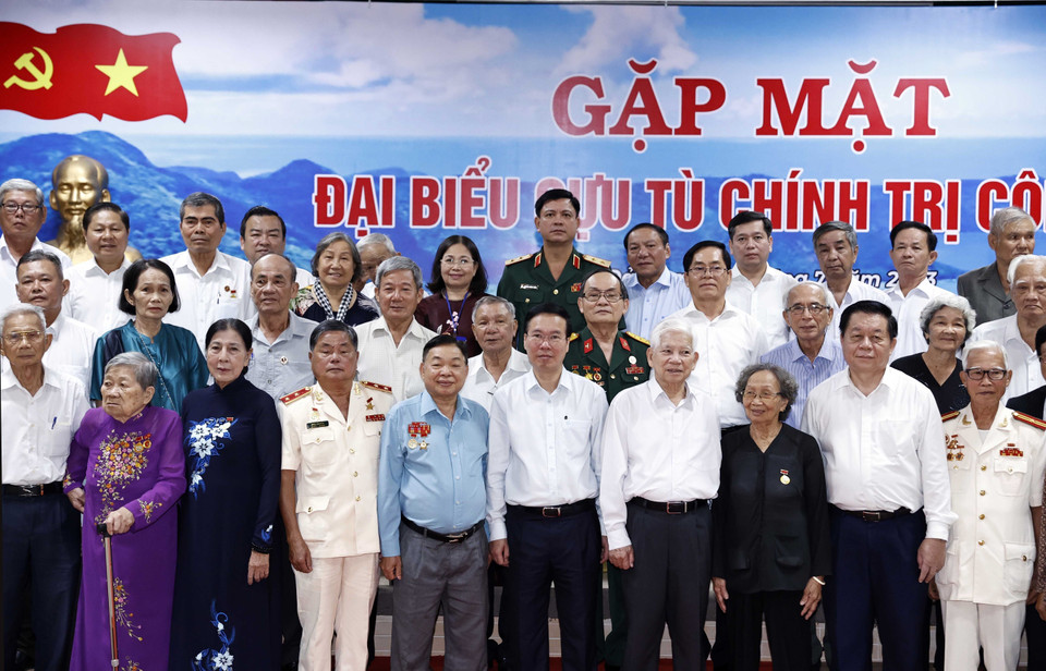 Chủ tịch nước Võ Văn Thưởng và các đại biểu chụp ảnh chung với các cựu tù chính trị Côn Đảo. (Ảnh: Thống Nhất/TTXVN)