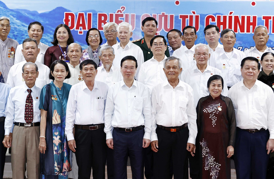 Chủ tịch nước Võ Văn Thưởng và các đại biểu chụp ảnh chung với các cựu tù chính trị Côn Đảo. (Ảnh: Thống Nhất/TTXVN)