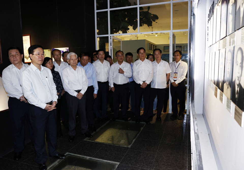 Nhân kỷ niệm 76 năm Ngày Thương binh-Liệt sỹ (27/7/1947 - 27/7/2023), chiều 19/7 tại Côn Đảo (Bà Rịa-Vũng Tàu), Chủ tịch nước Võ Văn Thưởng và các đại biểu thăm Bảo tàng Côn Đảo. (Ảnh: Thống Nhất/TTXVN)