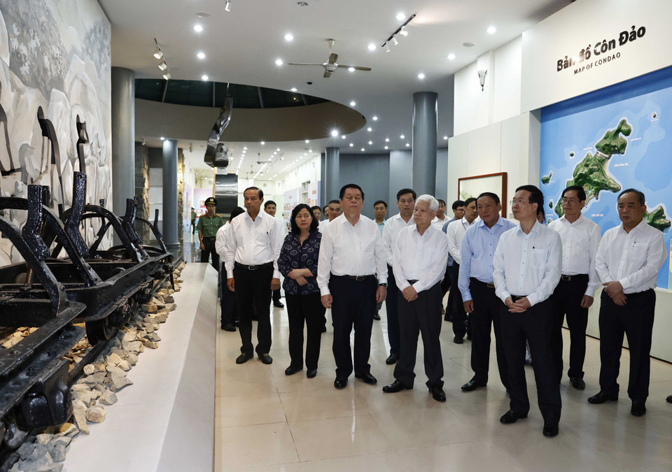 Chủ tịch nước Võ Văn Thưởng và các đại biểu thăm Bảo tàng Côn Đảo. (Ảnh: Thống Nhất/TTXVN)