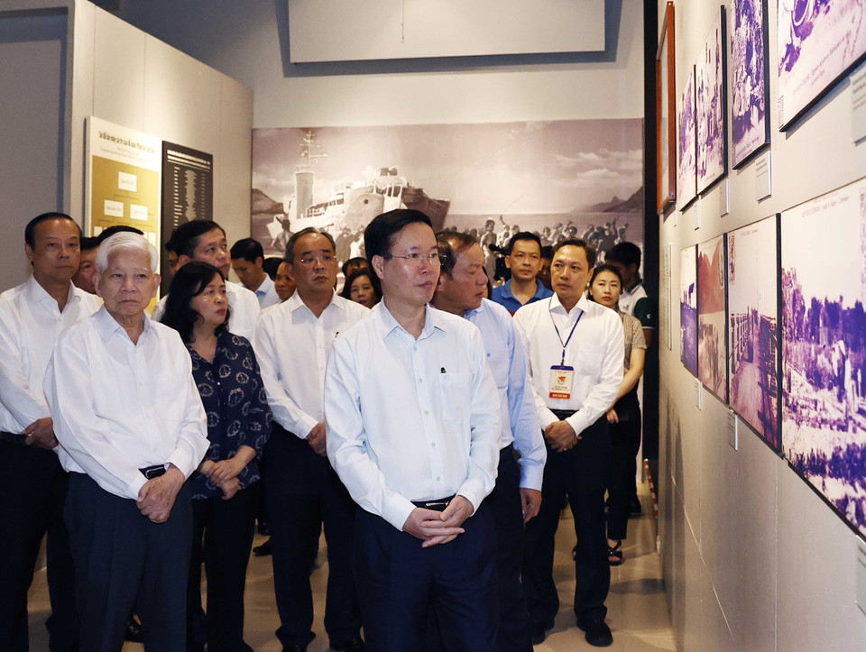 Chủ tịch nước Võ Văn Thưởng và các đại biểu thăm Bảo tàng Côn Đảo. (Ảnh: Thống Nhất/TTXVN)