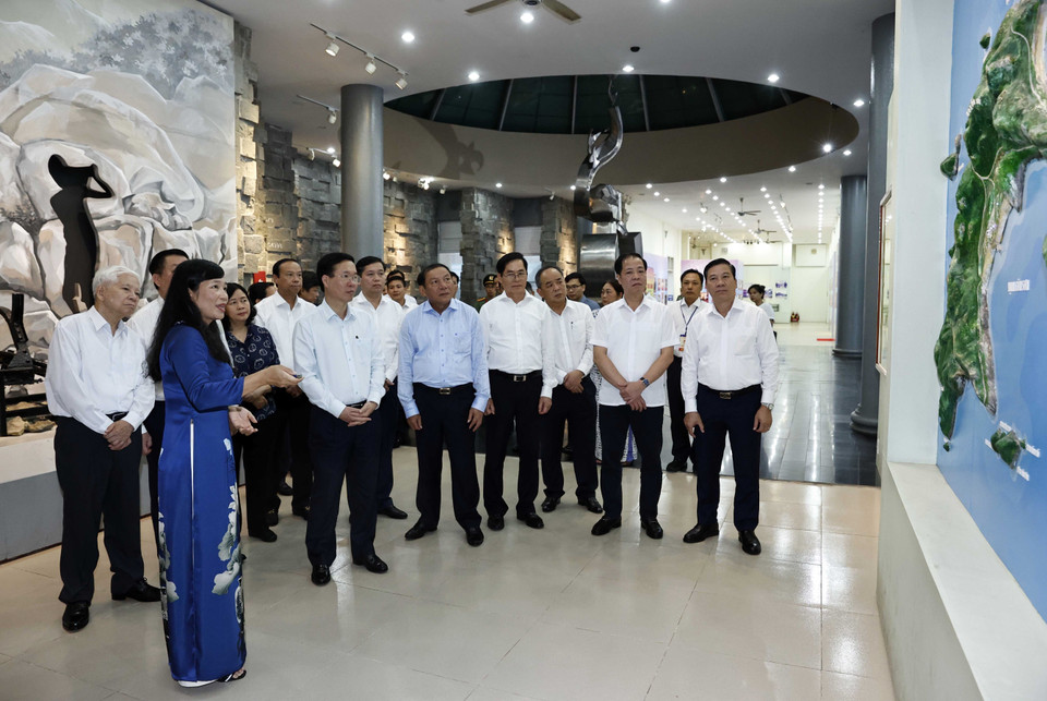 Chủ tịch nước Võ Văn Thưởng và các đại biểu thăm Bảo tàng Côn Đảo. (Ảnh: Thống Nhất/TTXVN)