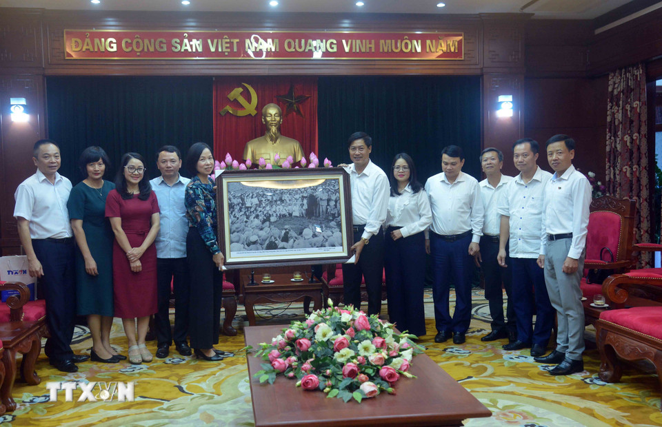 Tổng Giám đốc TTXVN Vũ Việt Trang tặng bức ảnh "Bác Hồ đến thăm, nói chuyện với công nhân Nông trường Mộc Châu, ngày 8/5/1959" cho lãnh đạo tỉnh Sơn La. (Ảnh: Quang Quyết/TTXVN)