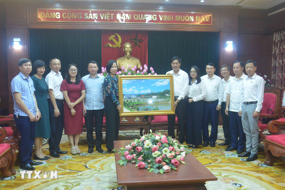 Bí thư Tỉnh ủy Sơn La Nguyễn Hữu Đông tặng bức ảnh lưu niệm cho đoàn công tác của TTXVN. (Ảnh: Quang Quyết/TTXVN)