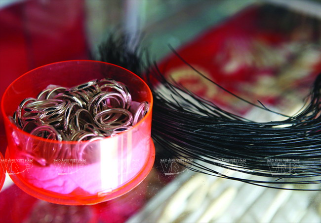 Những chiếc nhẫn bằng lông đuôi voi được bày bán ở Bản Đôn.(Nguồn: Báo ảnh Việt Nam/Vietnam+)