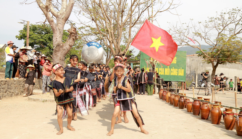 Hàng năm, người Bahnar ở làng Prăng sẽ tổ chức lễ cúng bên trong nhà Rông và sân nhà Rông, là hai nghi thức lớn của làng nhằm tưởng nhớ đến những người trong làng đã mất, cầu nguyện Yàng cho bà con một năm khỏe mạnh, mưa thuận gió hòa, mùa màng bội thu. (Ảnh: Quang Thái/TTXVN)