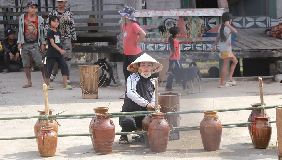 Các ghè rượu được chính người dân trong làng ủ và mang tới cúng Sơmă Kơcham. (Ảnh: Quang Thái/TTXVN)
