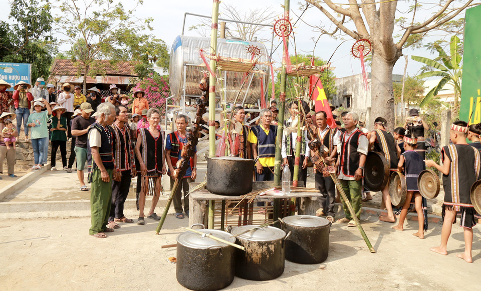 Hội đồng già làng của làng Prăng gồm 9 thành viên uy tín đứng ra làm lễ cúng Sơmă Kơcham. (Ảnh: Quang Thái/TTXVN)