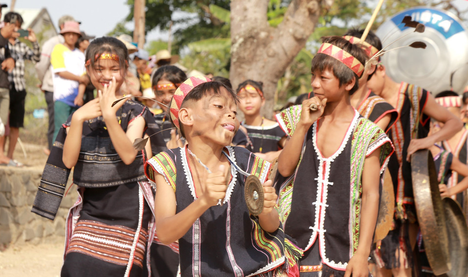 Hình ảnh vui tươi, dí dỏm của nhân vật pơtual (người tấu hề) tại lễ Sơmă Kơcham. (Ảnh: Quang Thái/TTXVN)