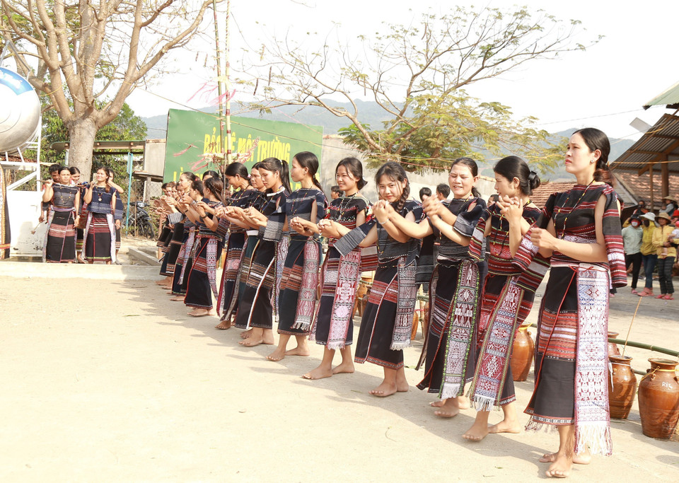 Đội xoang nữ của làng Prăng vui hội Sơmă Kơcham. (Ảnh: Quang Thái/TTXVN)
