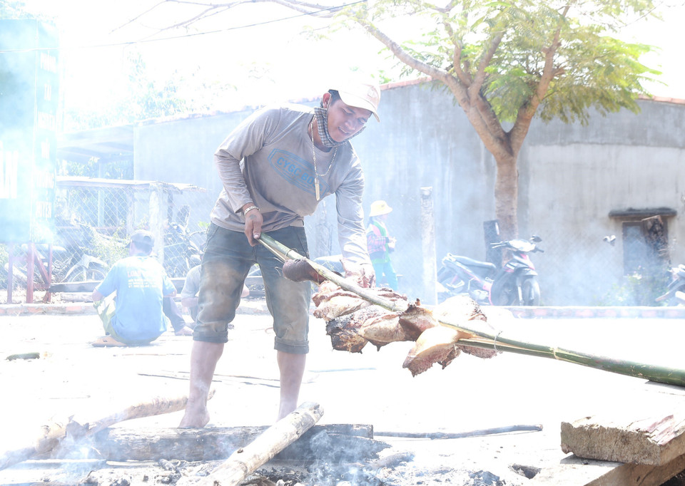 Người dân trong làng mỗi người một tay góp sức cho lễ Sơmă Kơcham. (Ảnh: Quang Thái/TTXVN)