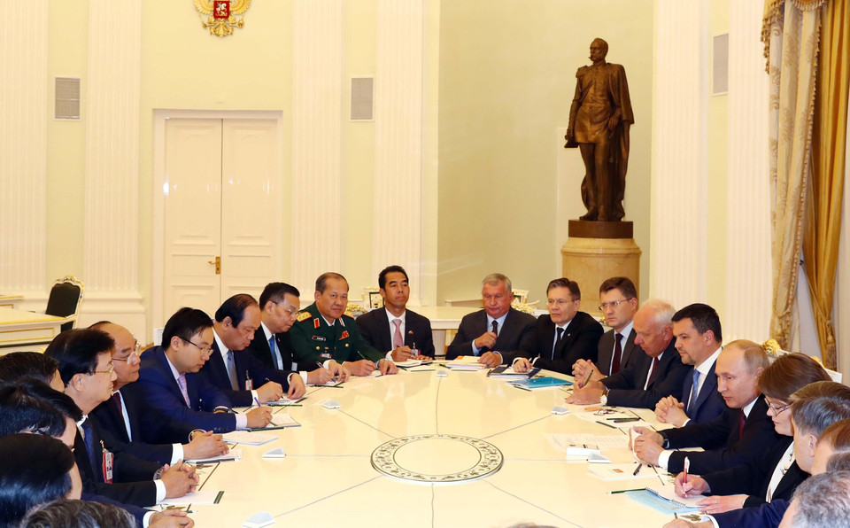 Thủ tướng Nguyễn Xuân Phúc hội kiến Tổng thống Nga Vladimir Putin. (Ảnh: Thống Nhất/TTXVN)