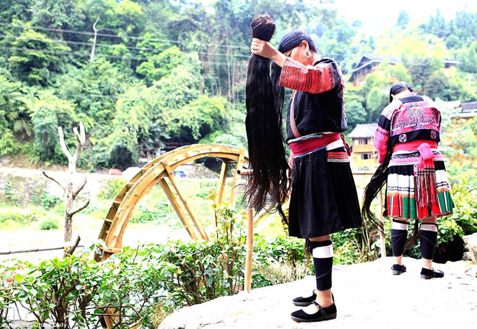 Phần tóc bị cắt của người phụ nữ sẽ được cất giữ cẩn thận. (Nguồn: China Daily)