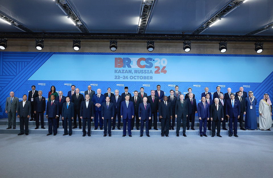 Tổng thống Liên bang Nga Vladimir Putin, Chủ tịch Nhóm BRICS năm 2024 đón Thủ tướng Phạm Minh Chính và các Trưởng đoàn. (Ảnh: Dương Giang/TTXVN)