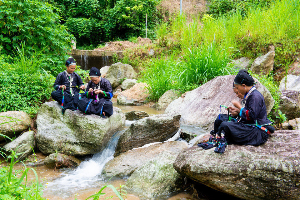 Việc triển khai dự án búp bê với trang phục dân tộc hứa hẹn sẽ giúp các bạn trẻ nâng cao thu nhập ngay trên chính mảnh đất quê hương. (Ảnh: Nam Thái/TTXVN)