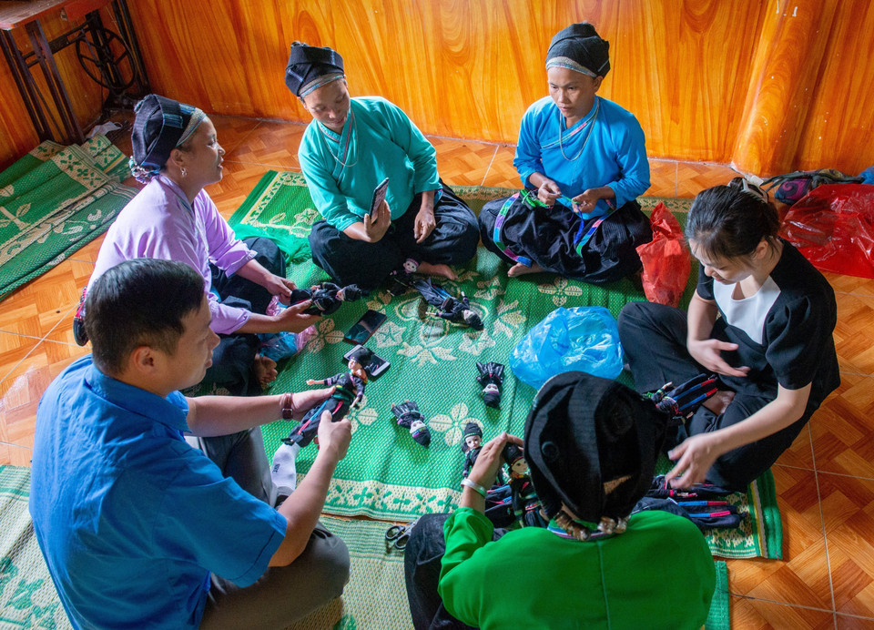 Từ tháng 3/2023 đến nay, Huyện đoàn Xín Mần (Hà Giang) kết hợp cùng các đơn vị, đoàn viên thanh niên ở các thôn, bản triển khai dự án búp bê với trang phục dân tộc, góp phần giữ gìn bản sắc văn hóa. (Ảnh: Nam Thái/TTXVN)