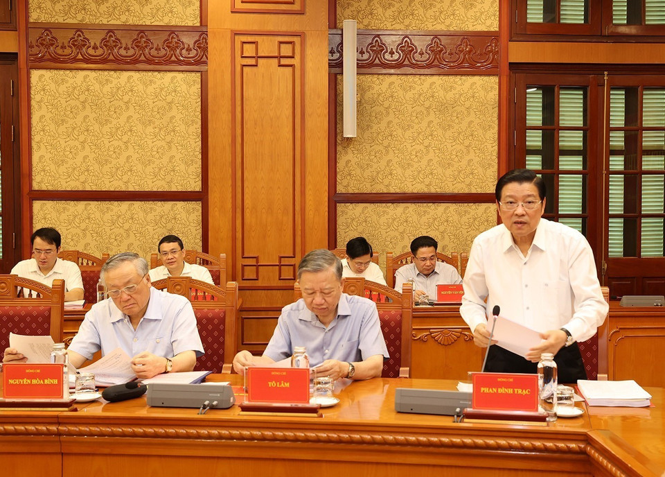 Ông Phan Đình Trạc, Ủy viên Bộ Chính trị, Bí thư Trung ương Đảng, Trưởng Ban Nội chính Trung ương, Phó Trưởng ban Thường trực Ban Chỉ đạo phát biểu tại phiên họp. (Ảnh: Trí Dũng/TTXVN)