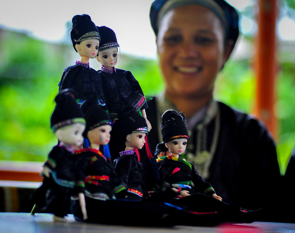 Dự án búp bê với trang phục dân tộc gồm nhiều kiểu dáng, mẫu mã khác nhau nhằm giữ gìn bản sắc văn hoá các dân tộc trên địa bàn huyện Xín Mần. (Ảnh: Nam Thái/TTXVN)