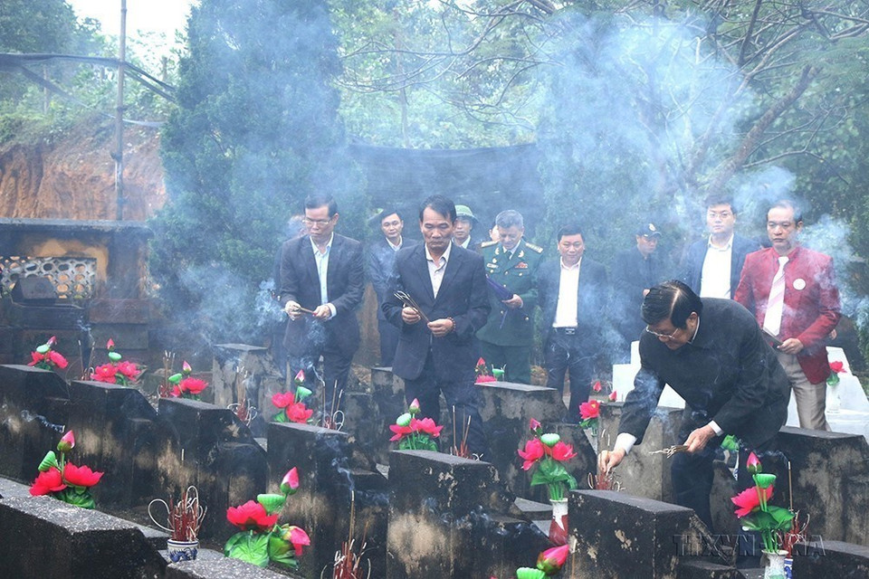 Nguyên Chủ tịch nước Trương Tấn Sang dâng hương tưởng niệm các Anh hùng liệt sỹ đã hy sinh trong Cuộc chiến đấu bảo vệ biên giới phía Bắc, tại Nghĩa trang liệt sỹ Quốc gia Vị Xuyên, tỉnh Hà Giang (17/2/2019). (Ảnh: TTXVN phát)