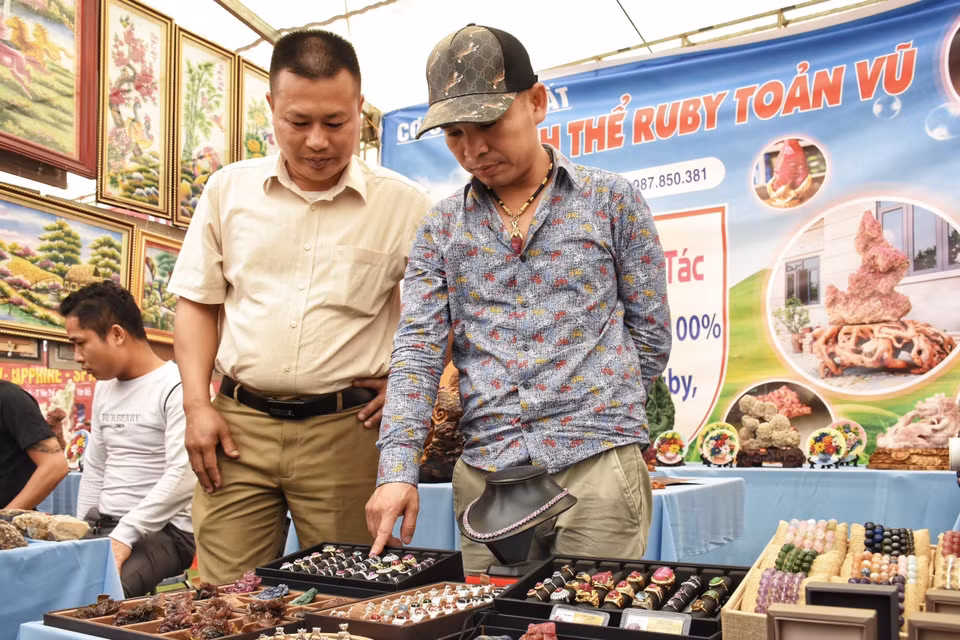 Khách mua bán đá quý tại phiên chợ. (Ảnh: TTXVN phát)